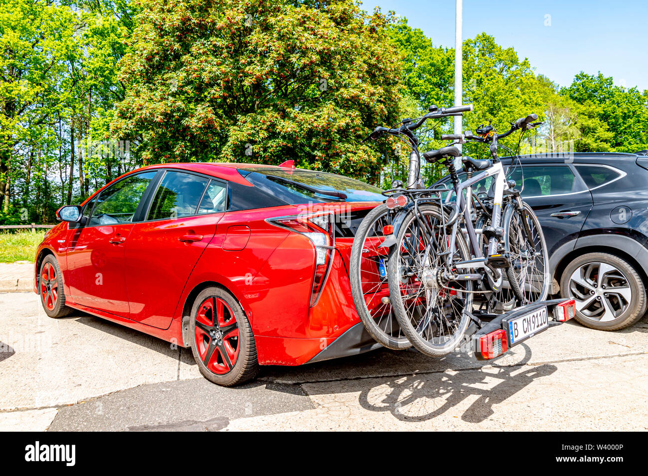 La route 24 entre Berlin et Hambourg, Allemagne - le 19 mai 2019 : Toyota  Prius hybride rouge avec un porte velo et deux vélos électriques sur une  route de pique-nique Photo Stock - Alamy