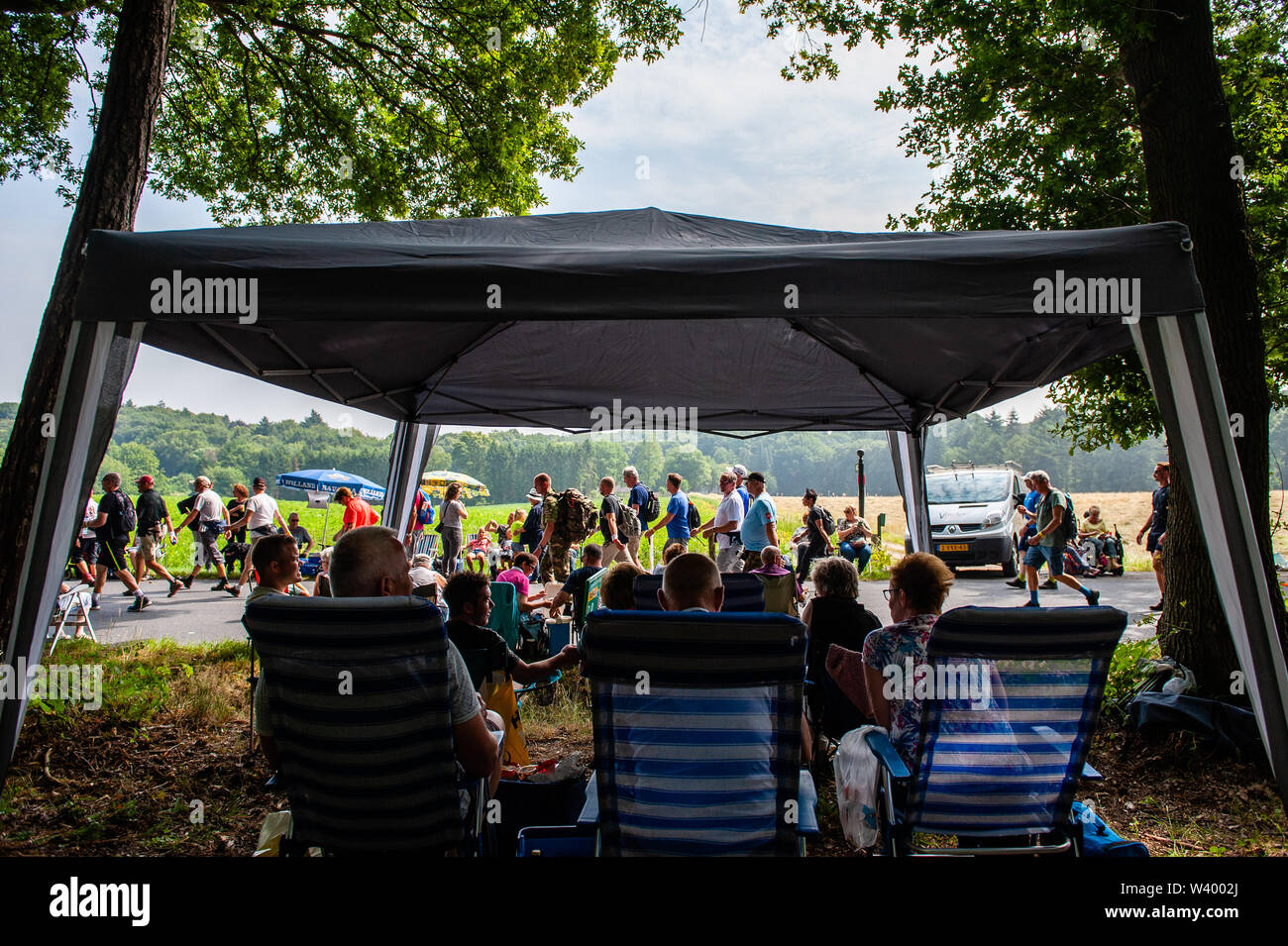 Les participants à pied les collines tandis que les montres public au cours de la troisième journée.puisque c'est la plus grande épreuve de marche de plusieurs jours, les quatre jours le mois de mars est considéré comme le premier exemple d'esprit sportif et les liens entre militaires et civils et les femmes de nombreux pays différents. Le troisième jour à vélo est bien connue en raison de ses sept collines, qui sont toujours un défi pour les marcheurs. Certains des quartiers de Nijmegen célébrer l'arrivée des promeneurs en décorant les façades de maisons et beaucoup de parties, ce qui est toujours une bienvenue chaleureuse à la particip Banque D'Images
