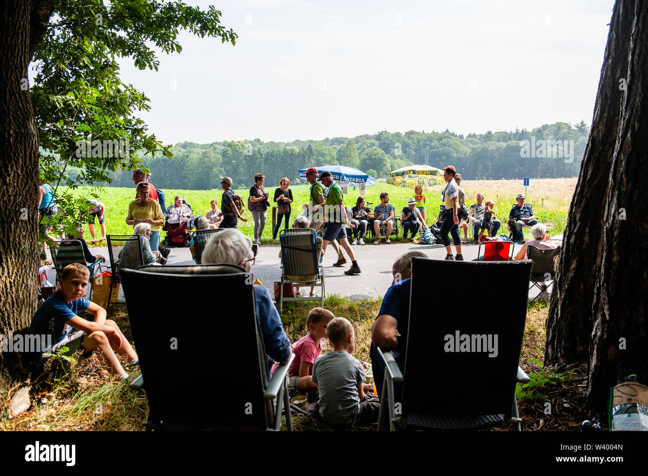 Une famille de la marche, les participants des montres au cours de la troisième journée.puisque c'est la plus grande épreuve de marche de plusieurs jours, les quatre jours le mois de mars est considéré comme le premier exemple d'esprit sportif et les liens entre militaires et civils et les femmes de nombreux pays différents. Le troisième jour à vélo est bien connue en raison de ses sept collines, qui sont toujours un défi pour les marcheurs. Certains des quartiers de Nijmegen célébrer l'arrivée des promeneurs en décorant les façades de maisons et beaucoup de parties, ce qui est toujours un très bon accueil aux participants. Banque D'Images