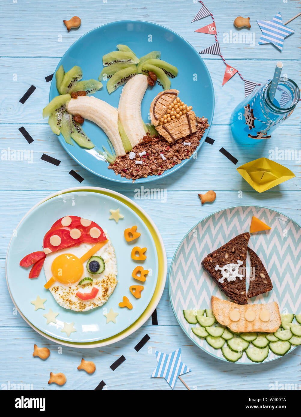 Le Mignon Petit Matin Le Petit Dejeuner Pour Les Enfants Garcons Photo Stock Alamy