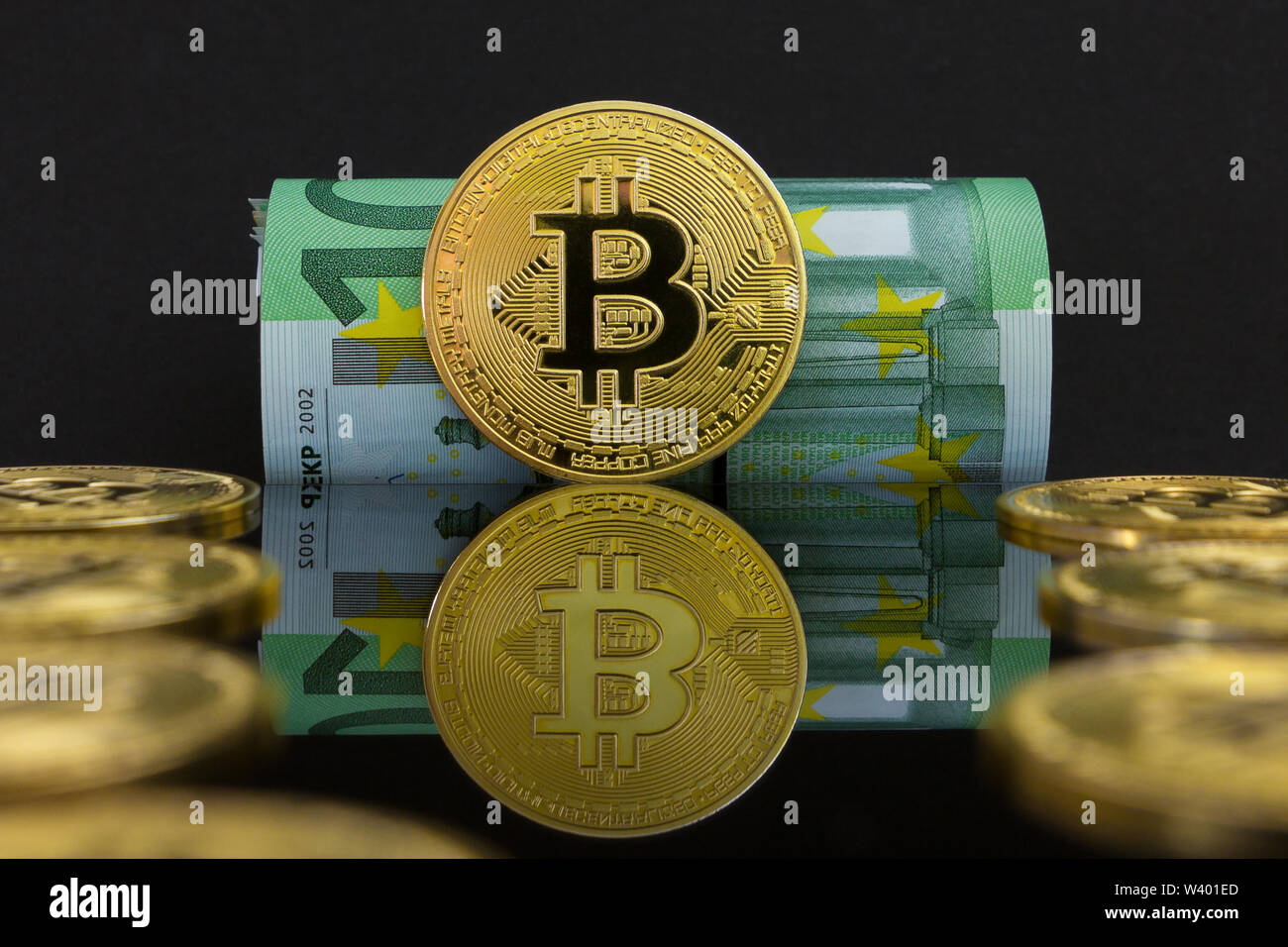 Vs Euro cryptocurrency bitcoin. Il y a une centaine de billets et pièces de monnaie btc golden big sur un fond noir. Bitcoin sur euro argent doré Banque D'Images