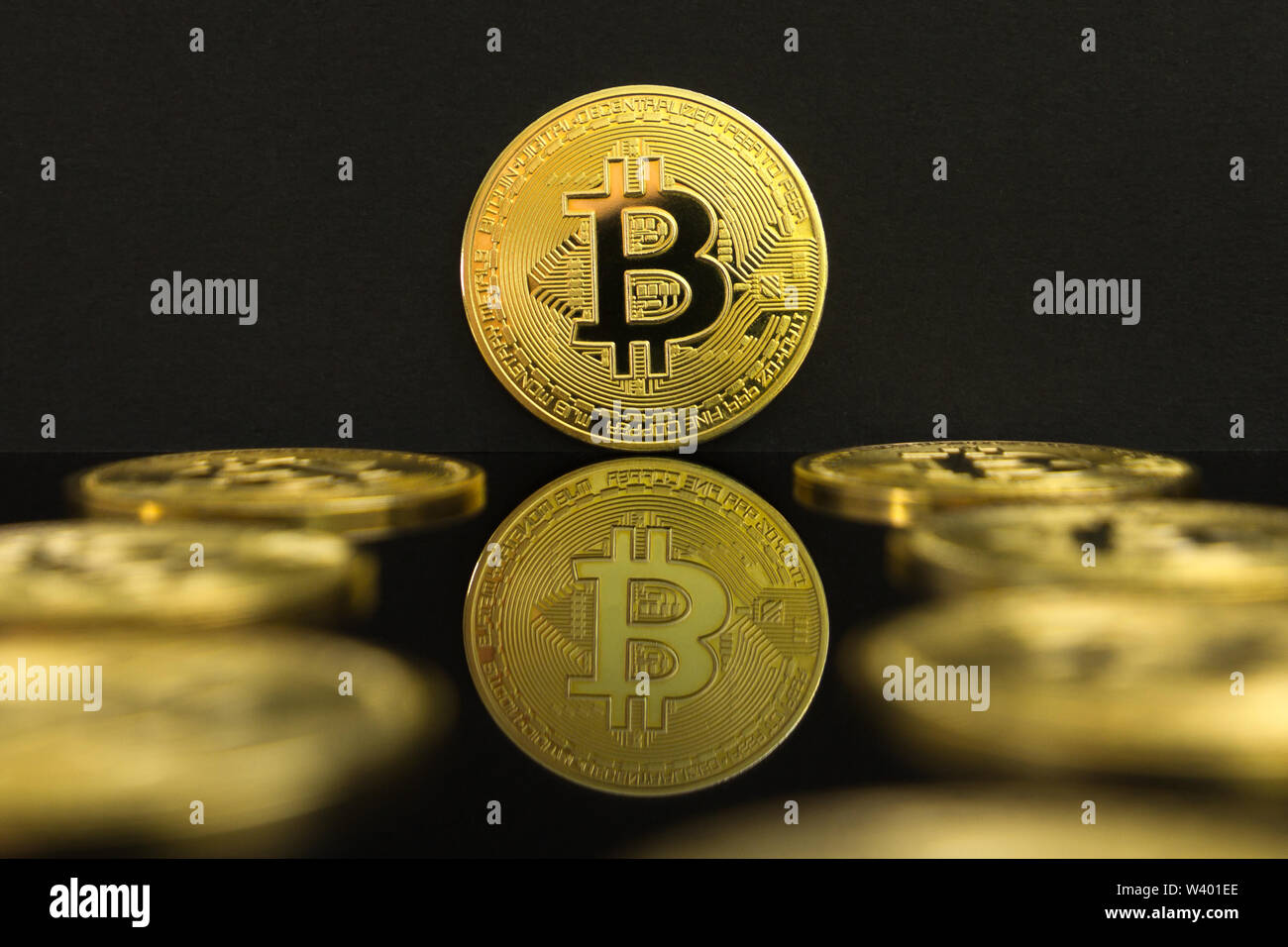 La réflexion d'un miroir d'une grande monnaie. CTB d'or Le coin de bitcoin est sur un tableau noir et fond noir. Banque D'Images