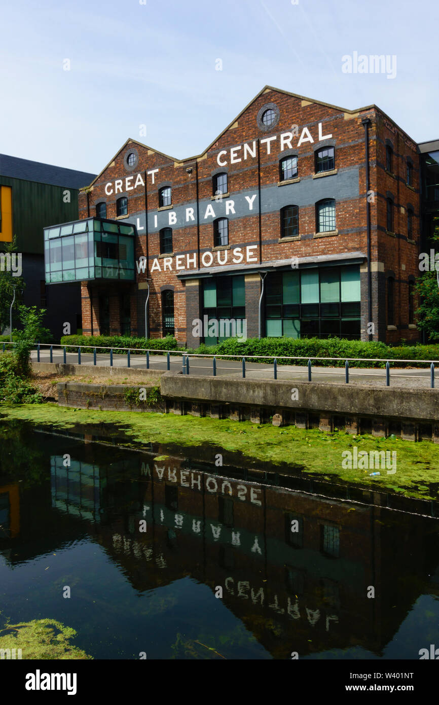 La Bibliothèque centrale de l'Université Lincoln grand entrepôt sur la rivière Witham, Lincoln, Lincolnshire, Angleterre. Juillet 2019 Banque D'Images