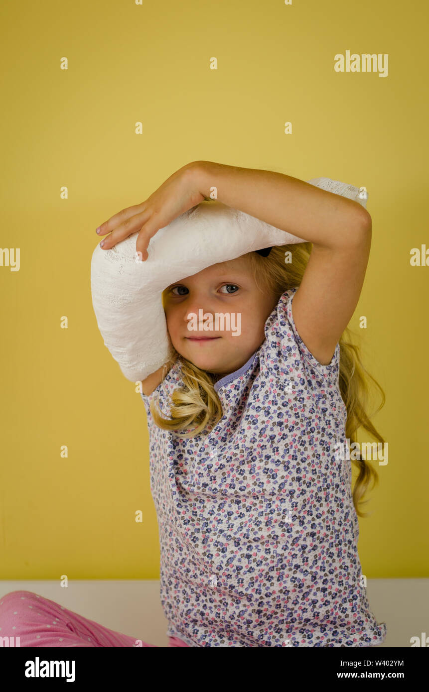 Blessé fille blonde avec fracture de la main Banque D'Images