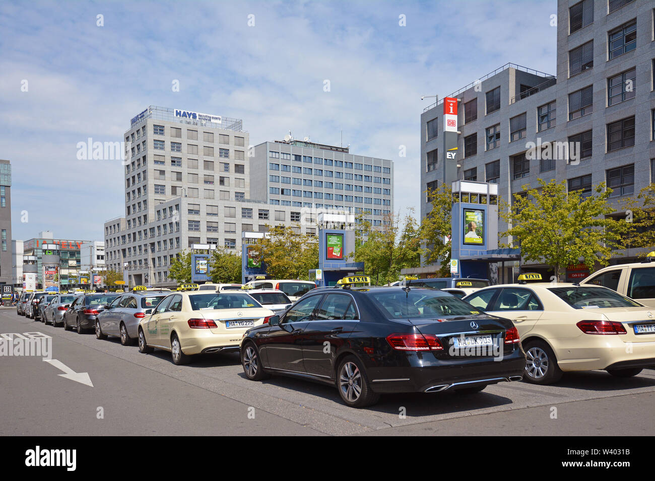 Mannheim, Allemagne - Juillet 2019 : beaucoup de voitures taxi parking en différentes couleurs et en attente de passagers en face de la gare principale de Mannheim Banque D'Images