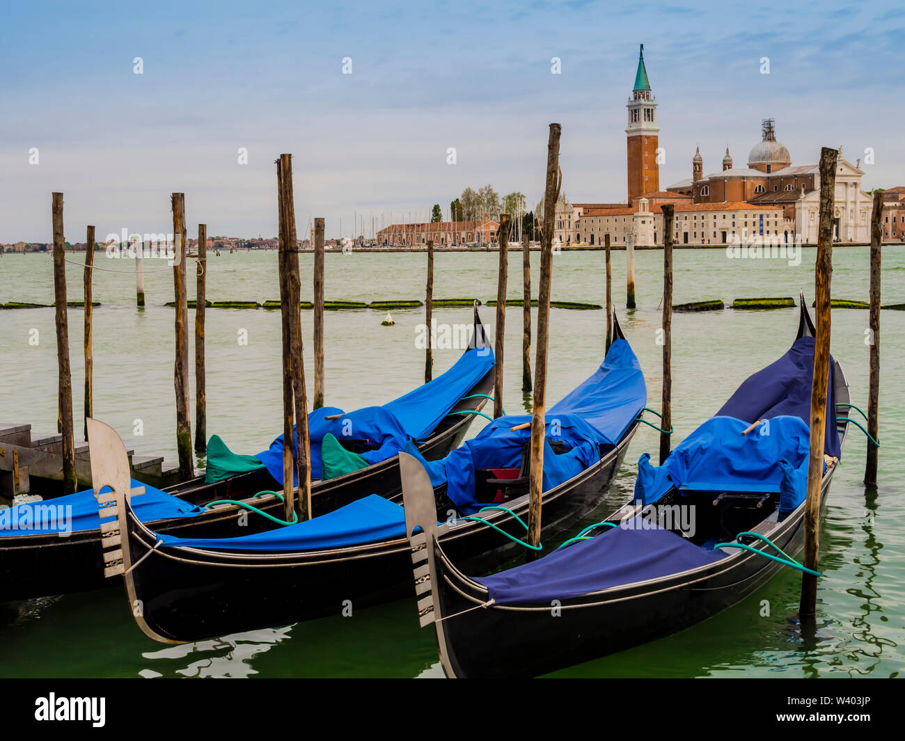 Rangée de gondoles amarrés sur le lagon en face de l'île de San Giorgio Maggiore, à Venise, Italie Banque D'Images