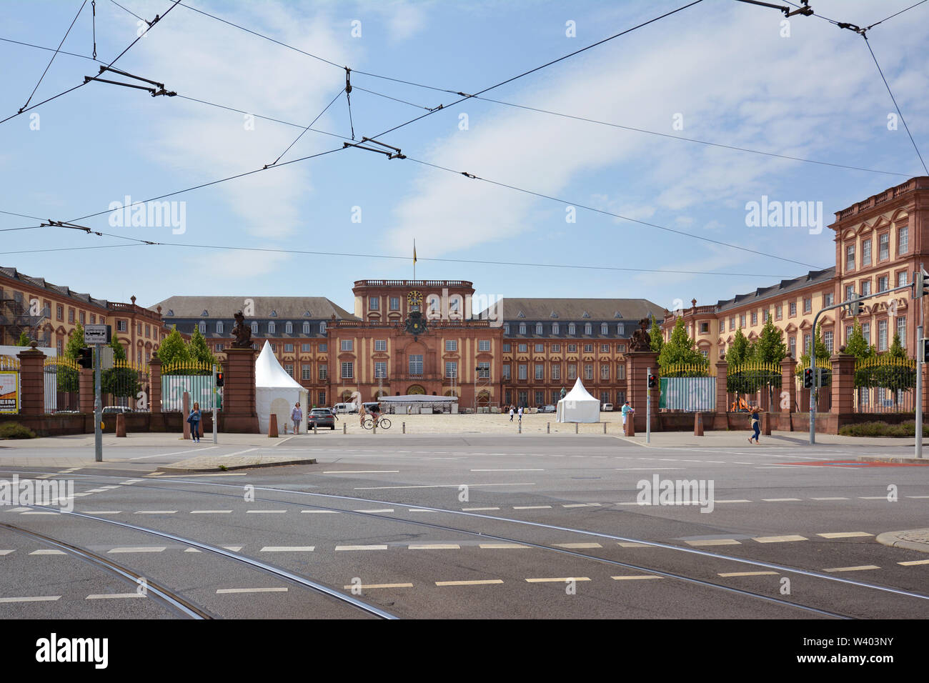 Mannheim, Allemagne - juillet 2019 - vue de l'avant avec portes du palais baroque de Mannheim sur la journée d'été Banque D'Images