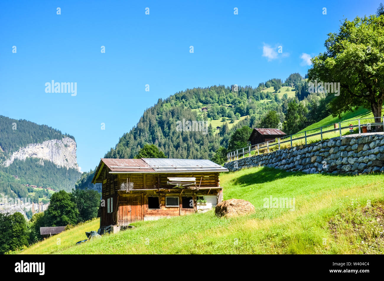 Beau refuge de montagne près de Lauterbrunnen en Alpes suisses. De superbes paysages alpins en été. Journée ensoleillée, Green Hills. Chalet en Suisse. Alpes suisses. Banque D'Images