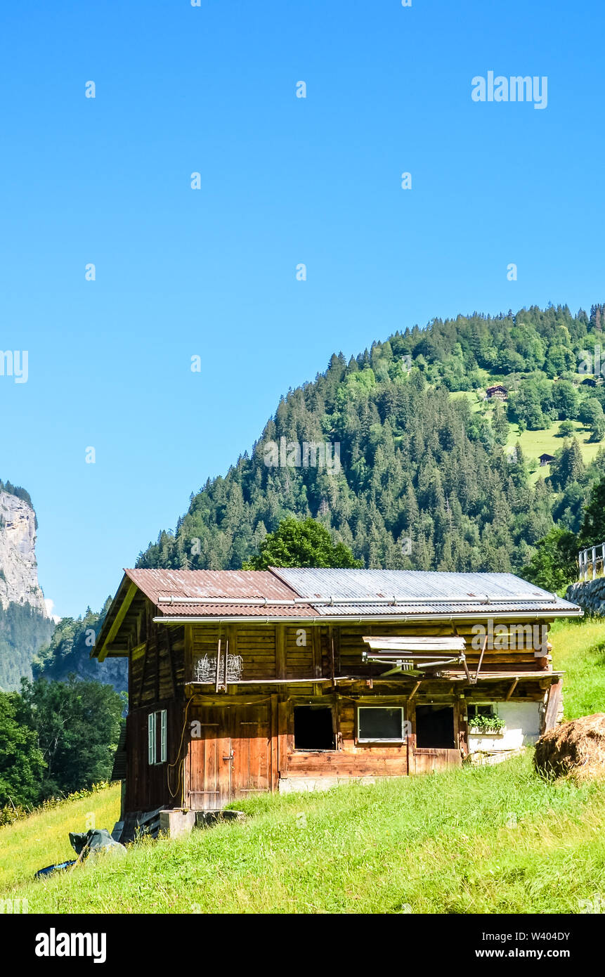 Incroyable montagne chalet près de Lauterbrunnen en Alpes suisses. De superbes paysages alpins en été. Journée ensoleillée, Green Hills. Hut en Suisse. Alpes suisses. Banque D'Images