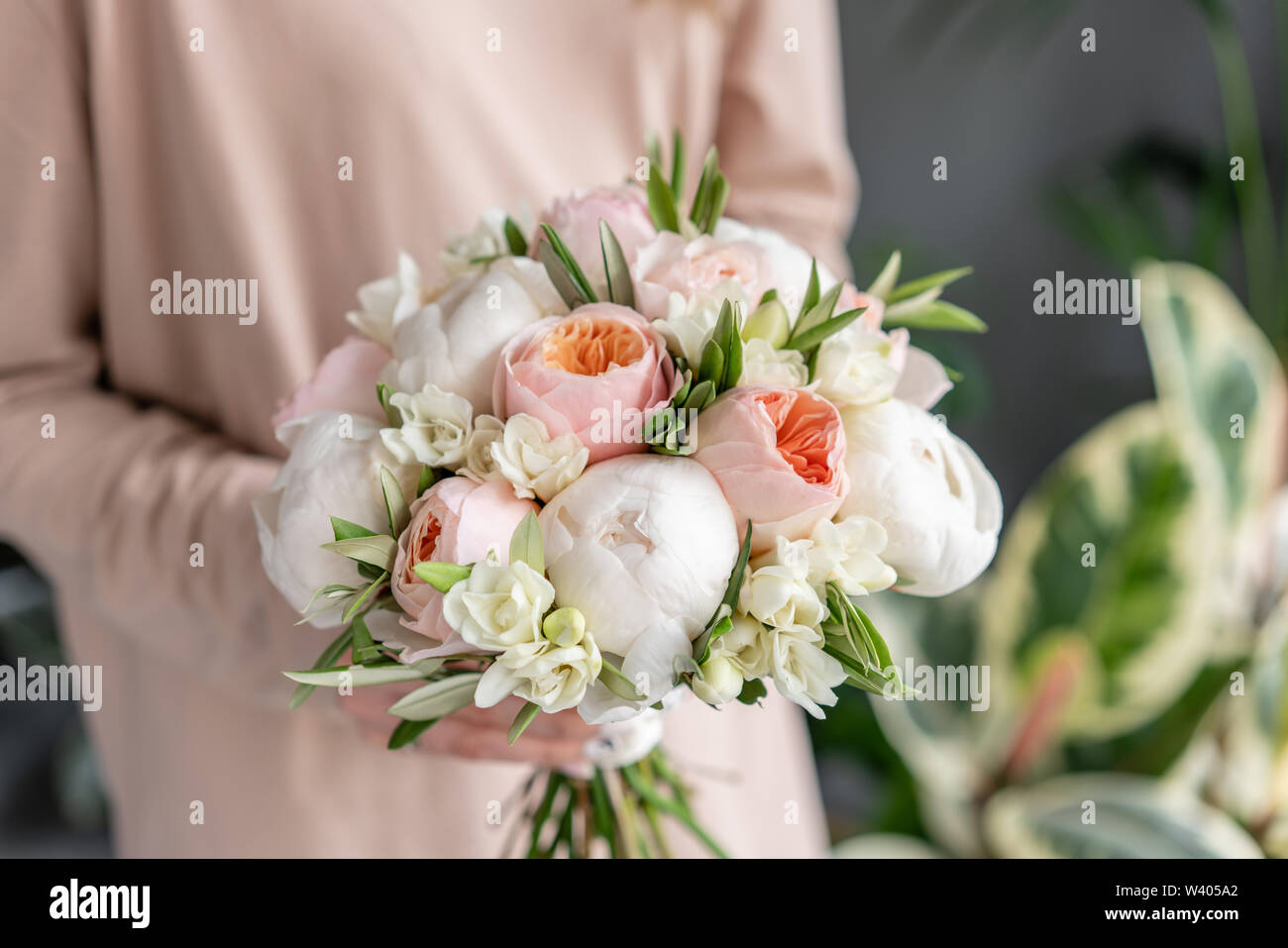 Bouquet de mariée avec blanc. Beau bouquet de fleurs en main femme. Concept boutique de fleurs . Beau bouquet frais. Livraison de fleurs Banque D'Images