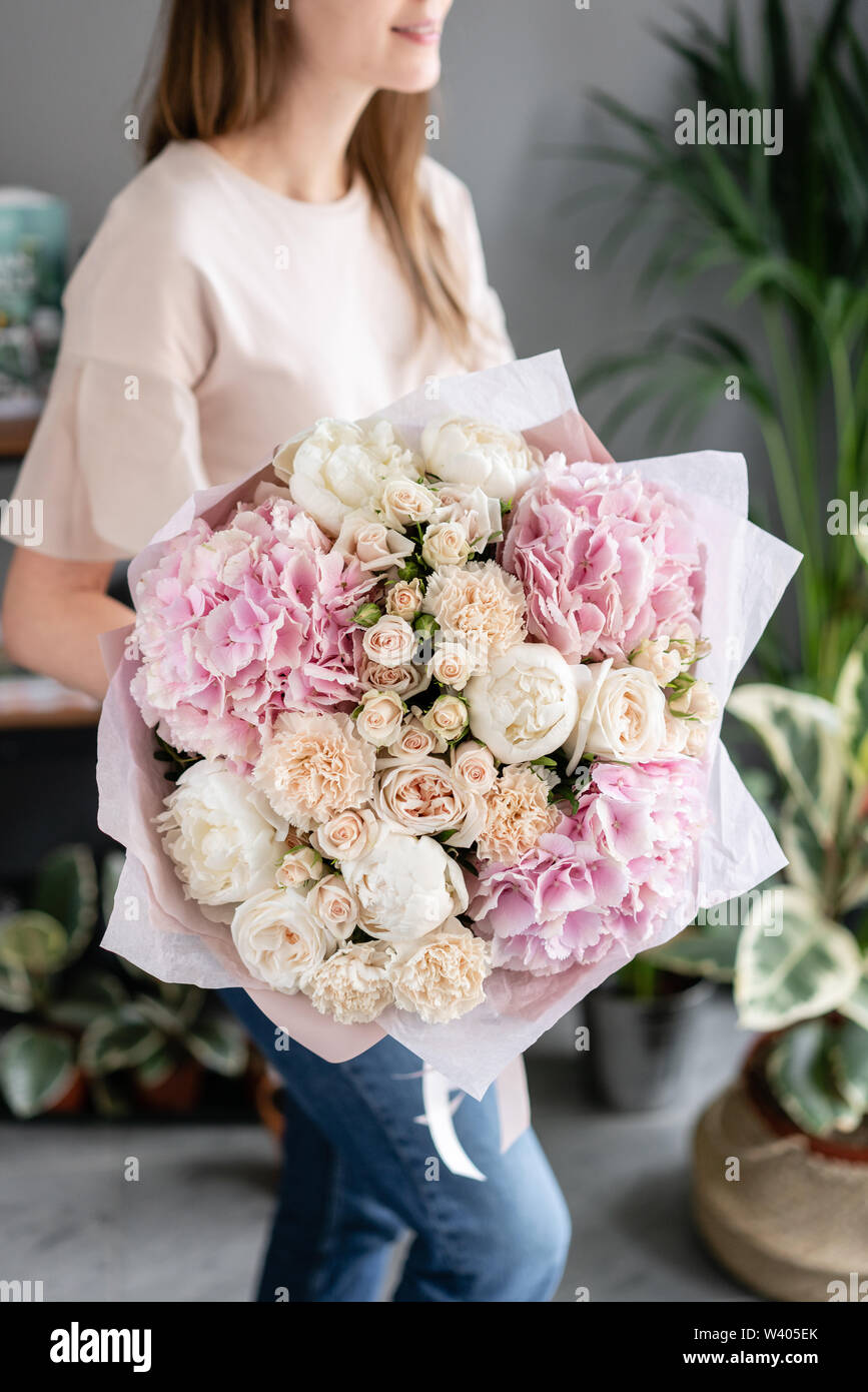 Pivoines blanches et roses l'hydrangea. Beau bouquet de fleurs en main  femme. Concept boutique de fleurs . Beau bouquet frais. Livraison de fleurs  Photo Stock - Alamy