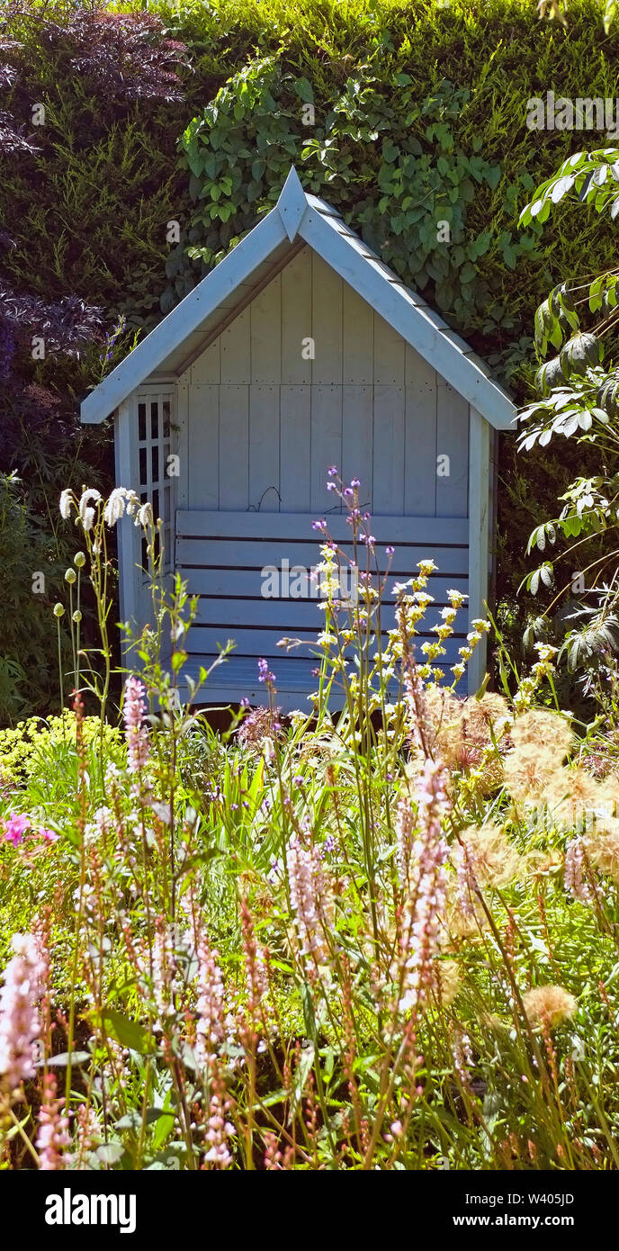 Country Garden fauteuil avec fleurs de printemps Banque D'Images