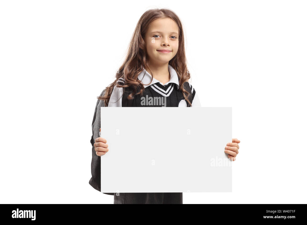 Petite lycéenne tenant une pancarte en blanc isolé sur fond blanc Banque D'Images