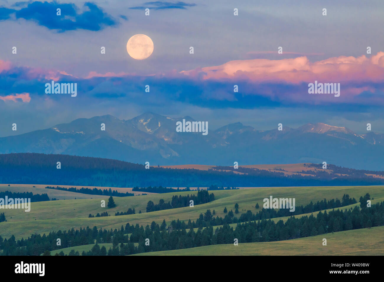 Réglage de la pleine lune au-dessus de sommets de la gamme et Flint Creek contreforts près de avon, Montana Banque D'Images