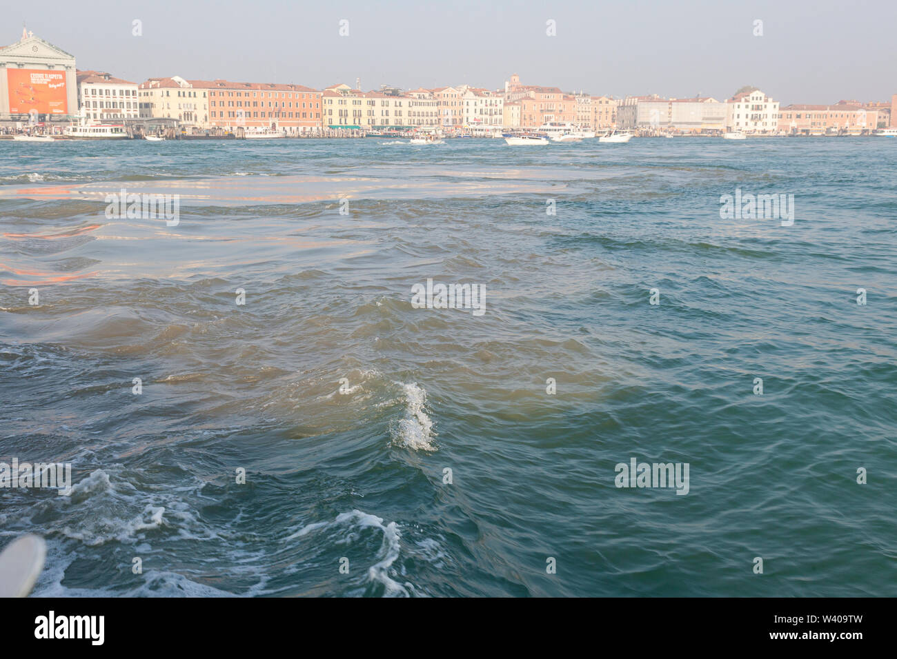 Largage du carburant par un passager de croisière dans le Bacino San Marco que le navire est entré dans le canal de la Giudecca, Venise, Vénétie, Italie, la pollution de la lagune. Le sli Banque D'Images