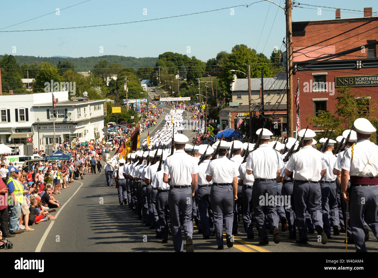 Norwich University mars cadets le long de la rue Main à Northfield, Vermont pendant le travail Day Parade. Banque D'Images