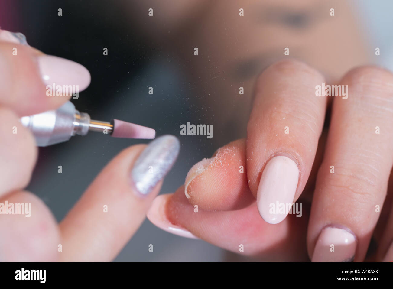 Traitement de l'ongle sur la main avec un appareil spécial avec un cutter  pour manucure Photo Stock - Alamy