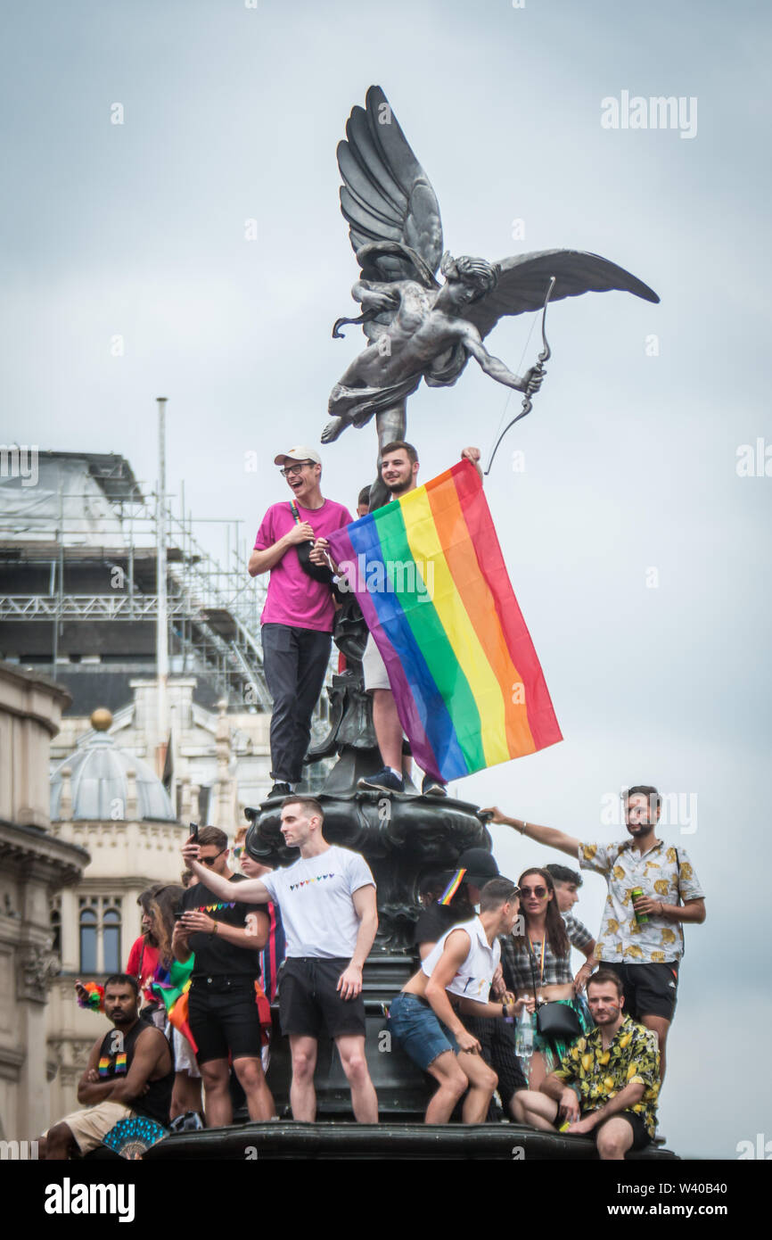 Drapeau arc-en-ciel et les statues de l'Éros (Anteros) dans Piccadilly Circus pour la fierté Banque D'Images