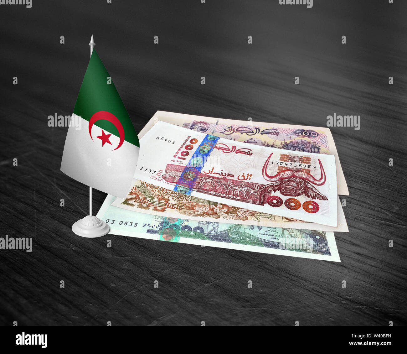 Monnaie officielle algérienne (dinar algérien), monnaie et monnaie en Algérie (500 dinar,1000 dinar,2000 dinar) avec drapeau algérien sur table en bois Banque D'Images