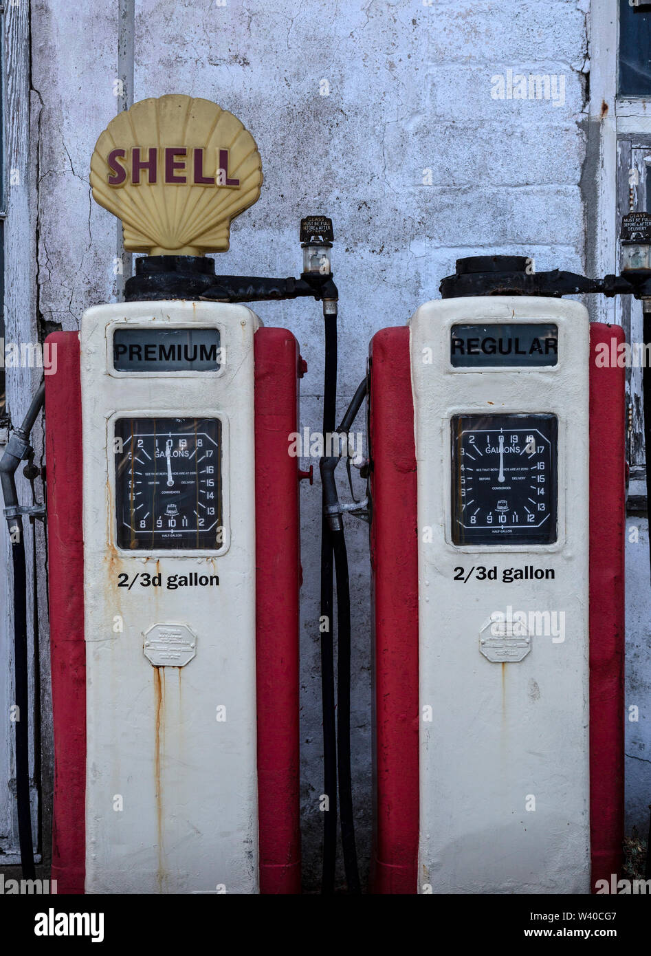 Deux vieilles pompes à essence Shell, Premium et régulière, l'affichage de prix en shillings et pence. Saint Mawes, Cornwall, Angleterre. Banque D'Images