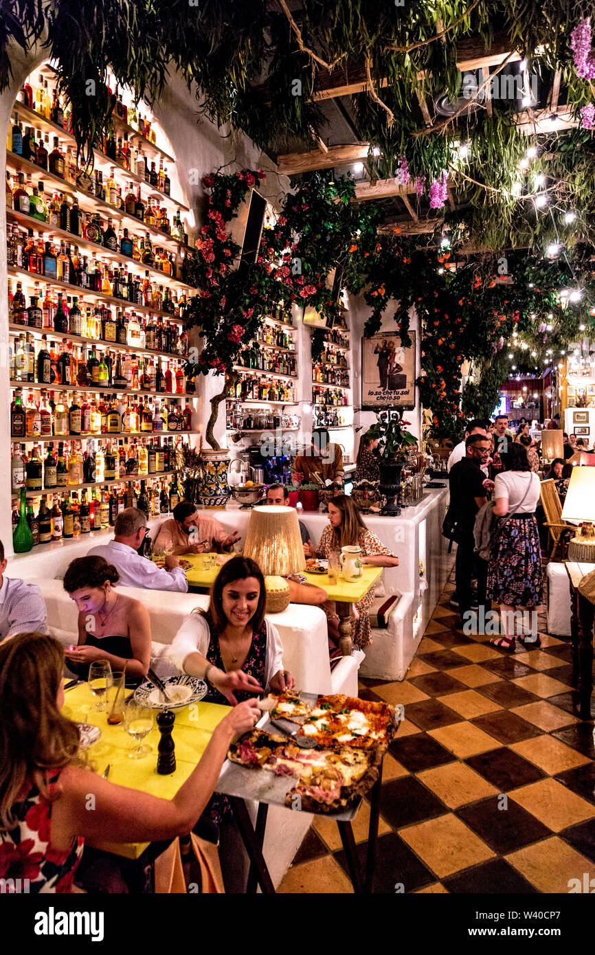 Romantique, intérieur rustique du restaurant Sicilien Circolo Popolare Restaurant, Rathbone Street, London, UK Banque D'Images