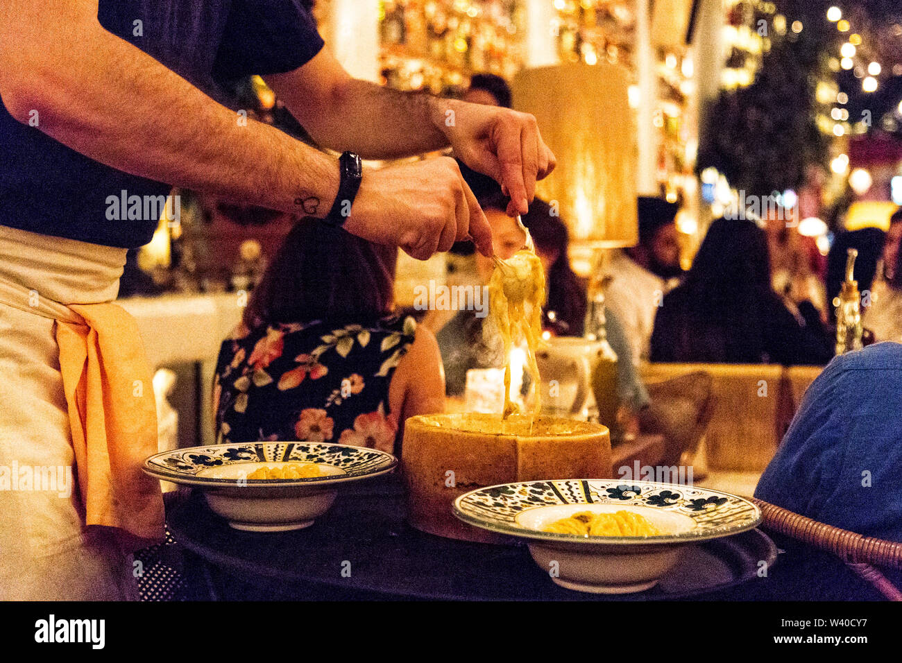 Waiter serving pâtes, la Gran Carbonara pâtes servis d'une roue de fromage pecorino, Circolo Popolare Restaurant, London, UK Banque D'Images