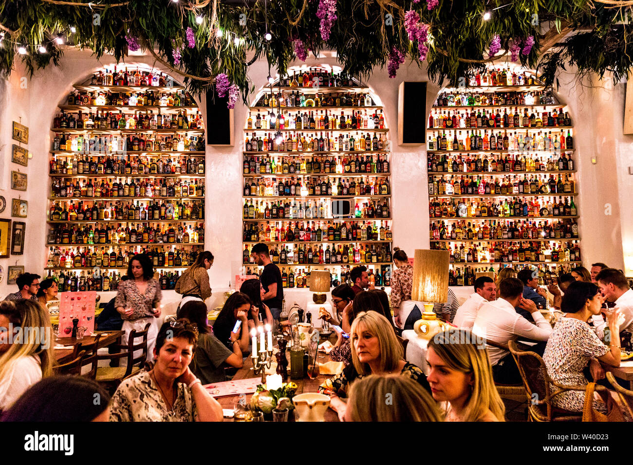 Romantique, intérieur rustique du restaurant Sicilien Circolo Popolare Restaurant, Rathbone Street, London, UK Banque D'Images