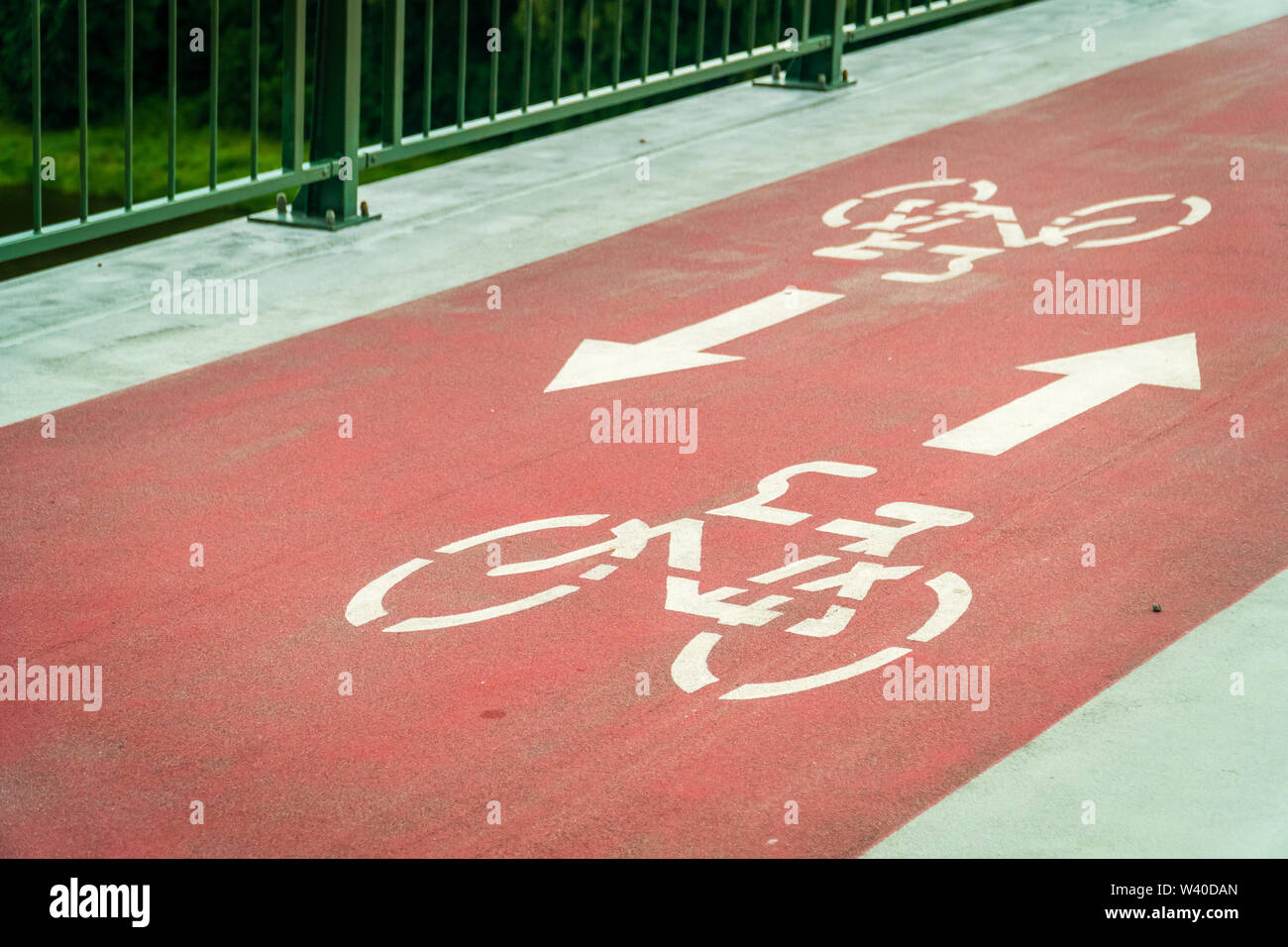 Location path signe sur un pont sur fond rouge Banque D'Images