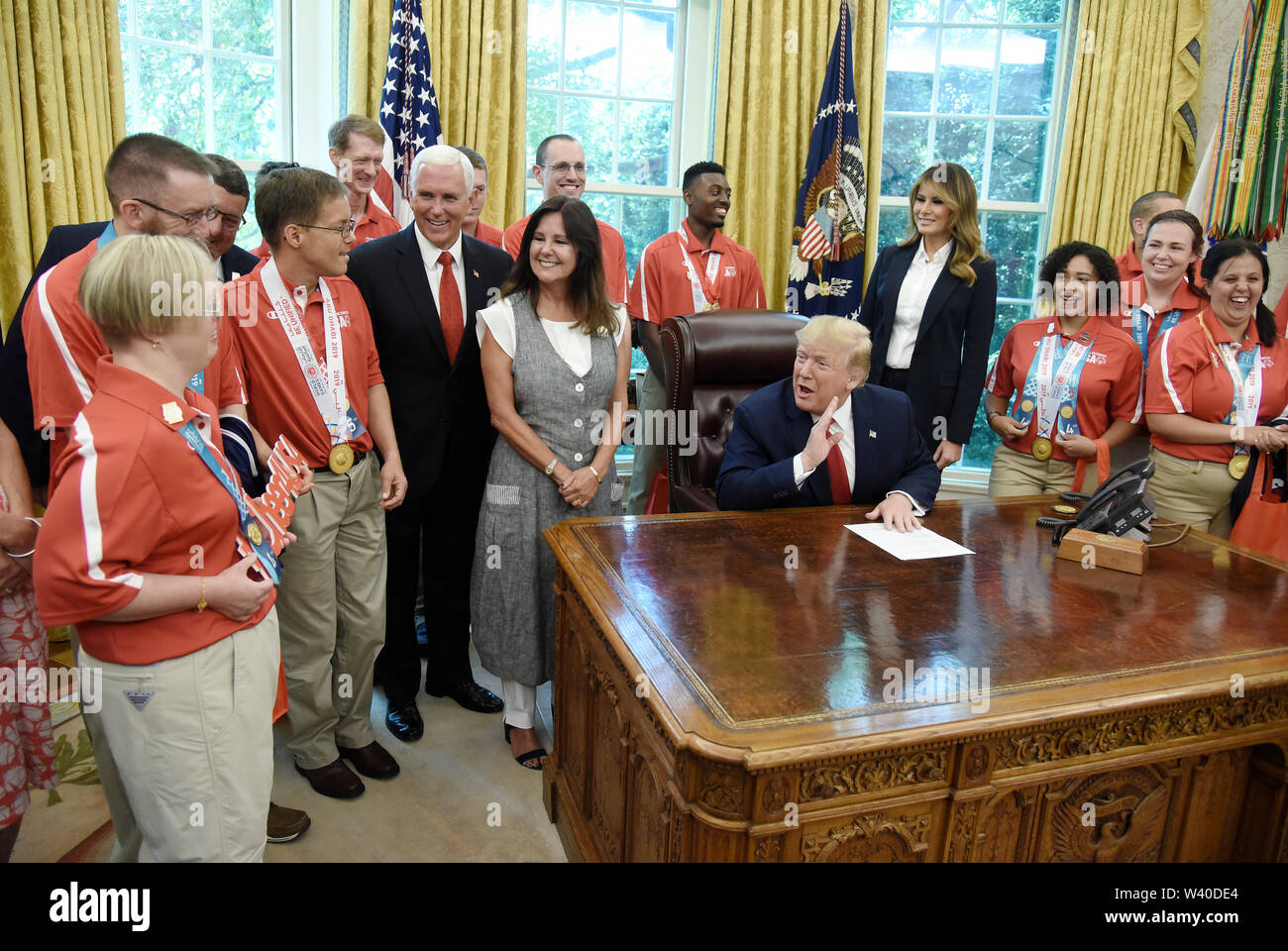 Washington, District de Columbia, Etats-Unis. 18 juillet, 2019. Le président américain, Donald Trump, Première Dame Melania Trump, Vice-président Mike PENCE PENCE Karen et rencontrer les membres de l'équipe américaine pour les Jeux Olympiques Spéciaux Mondiaux 2019 dans le bureau ovale de la Washington, DC, le 18 juillet 2019. Crédit : Olivier Douliery/Piscine via CNP Crédit : Olivier Douliery/CNP/ZUMA/Alamy Fil Live News Banque D'Images