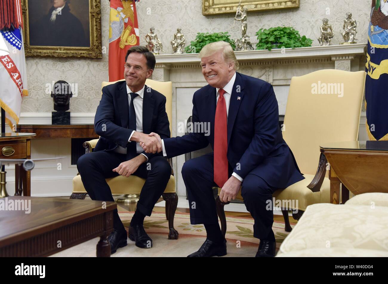 Le président américain, Donald Trump, serre la main du Premier ministre  Mark Rutte des Pays-Bas dans le bureau ovale de la Washington, DC, le 18  juillet 2019. Crédit : Olivier Douliery/piscine par