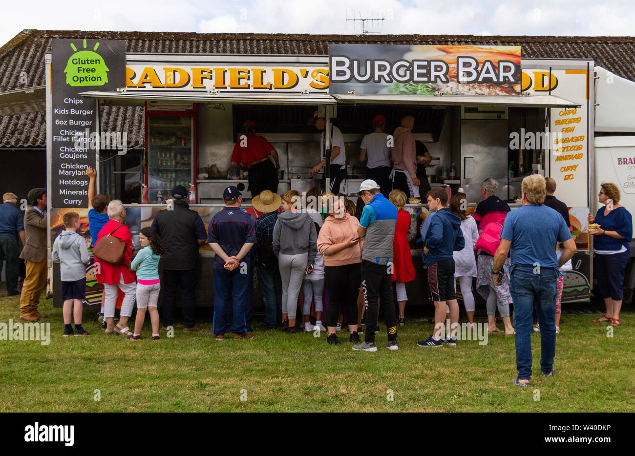 Queue de gens à la remorque de la restauration rapide Banque D'Images