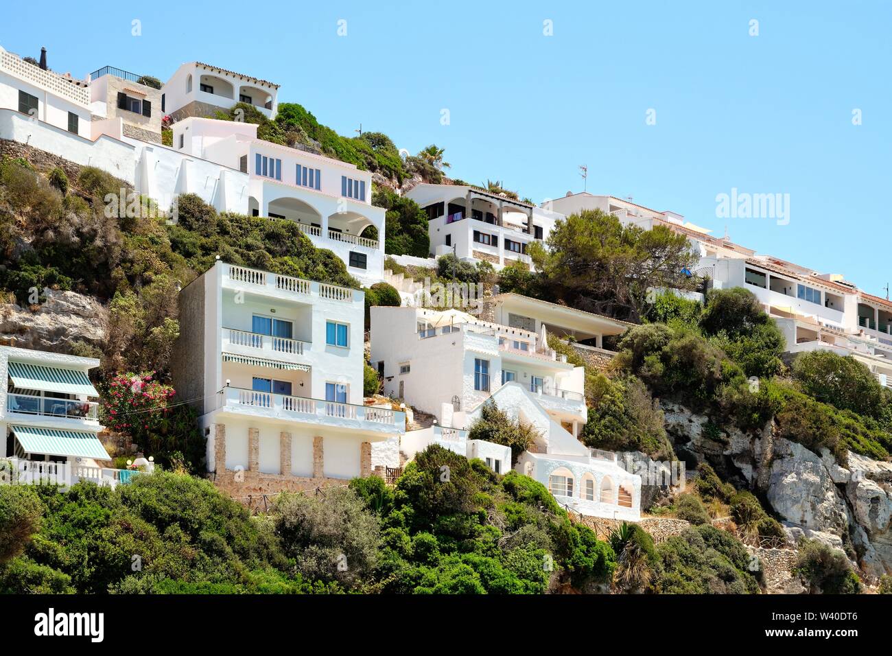 Private villas et maisons sur la falaise à Cala en Porter Minorque Îles Baléares Espagne Europe Banque D'Images