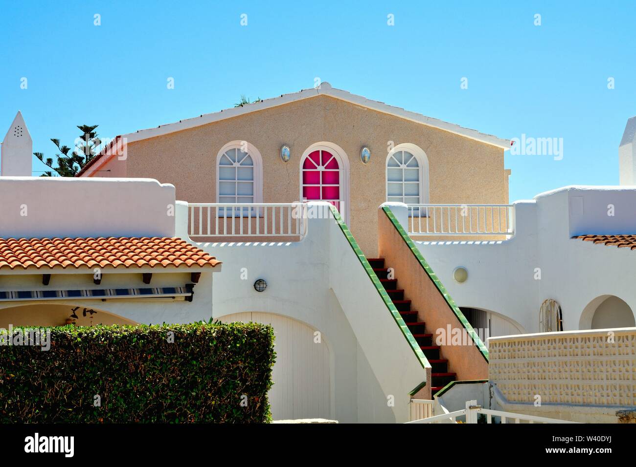 Formes abstraites formé par l'Espagnol moderne maisons dans la lumière du soleil forte , Cala Blanca Minorque Îles Baléares Espagne Europe Banque D'Images