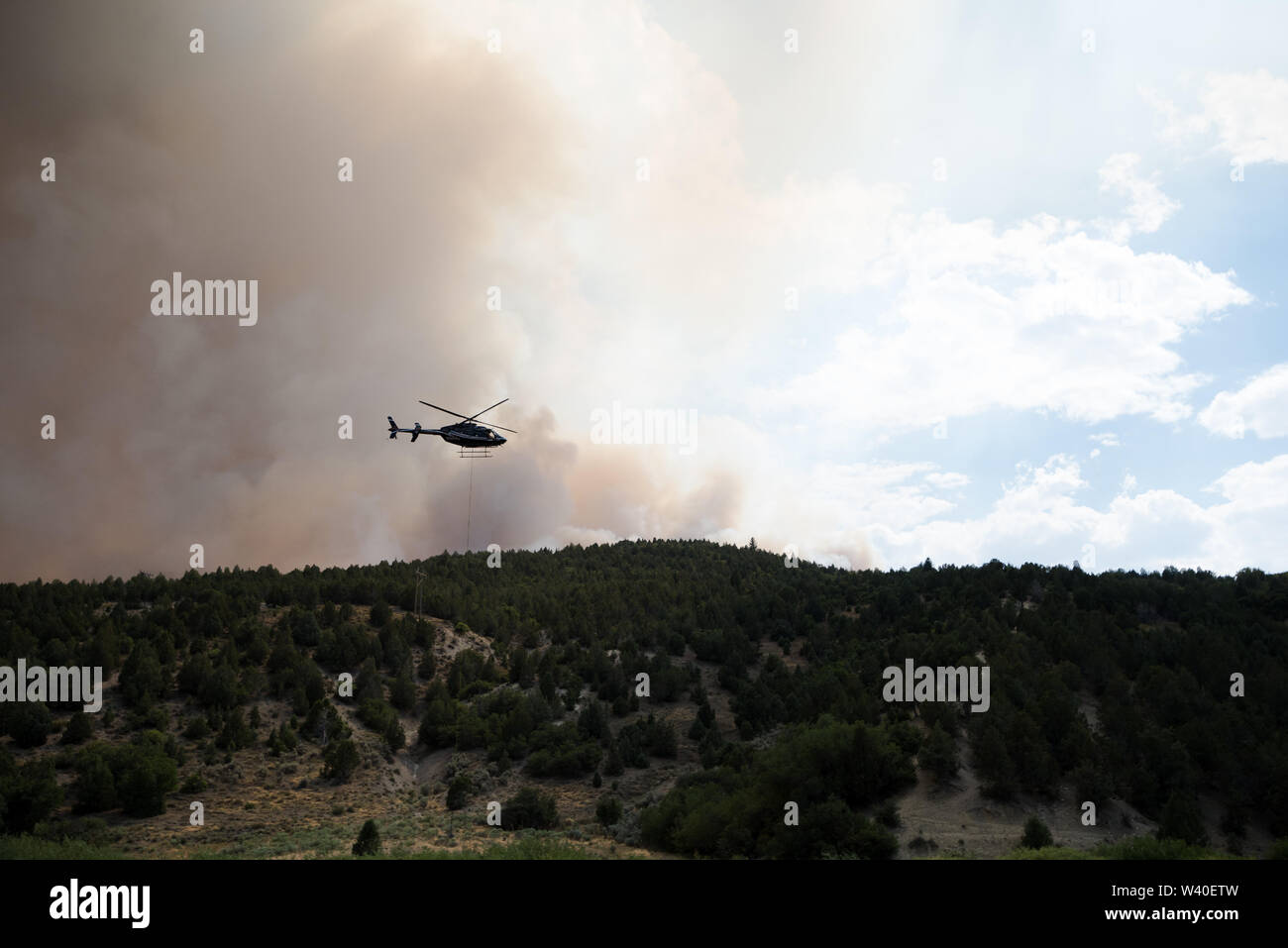 Feu de forêt dans le sud de l'Utah avec des volutes de fumée au-dessus de la route Banque D'Images