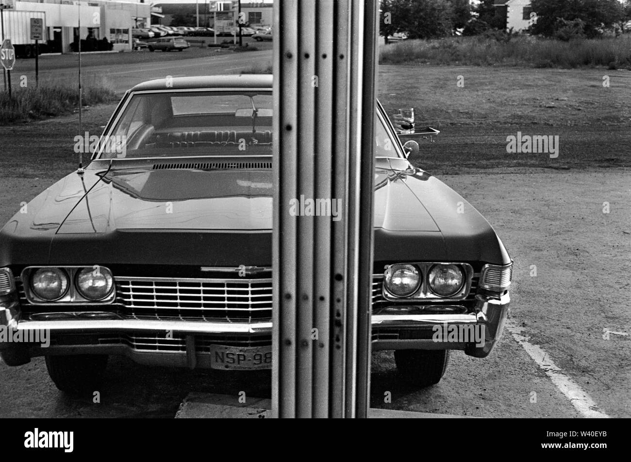 Conduisez dans le restaurant de restauration rapide des États-Unis des années 1960, petite table fixée à la porte de la voiture quand la commande arrive. Nouveau-Brunswick, New Jersey. 1969, USA 60S HOMER SYKES Banque D'Images