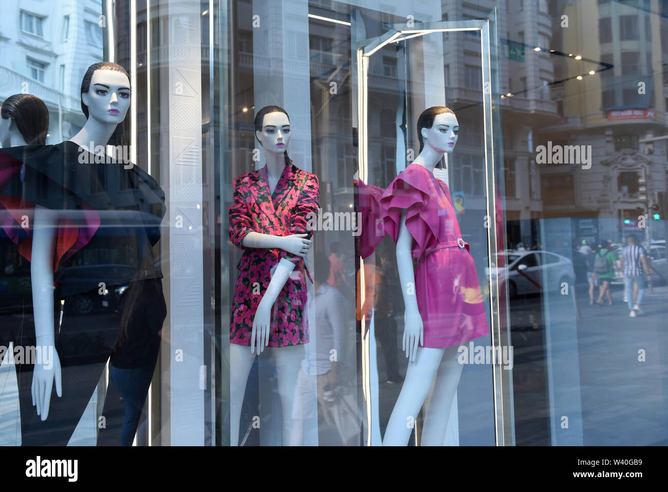 Madrid, Madrid, Espagne. 18 juillet, 2019. Les nuls vu à travers une  boutique Zara fenêtre sur la rue Gran Via à Madrid.High street chaîne de  mode Zara a annoncé que l'ensemble de