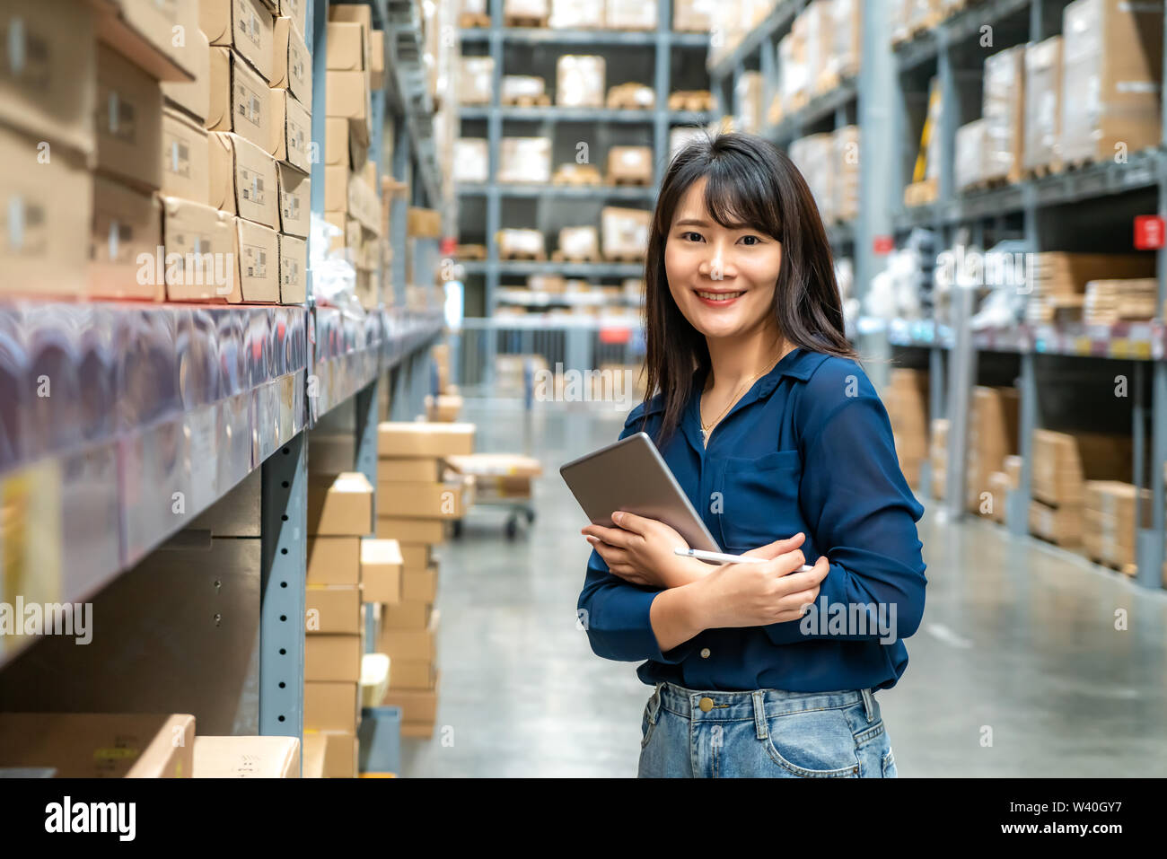 Young Asian woman vérificateur ou stagiaire personnel travaille à la recherche et vérifie le nombre d'articles en magasin. Propriétaire d'Asie ou d'une petite entreprise d'hiver Banque D'Images
