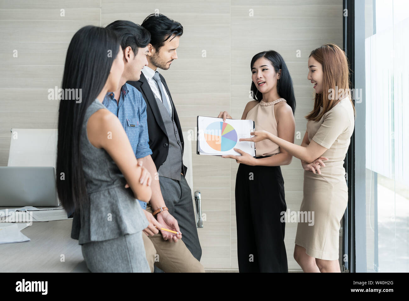 Asian businesswoman présent vendre graphique à la salle de réunion de bureau. Présenter l'entreprise et concept de réunion. Banque D'Images