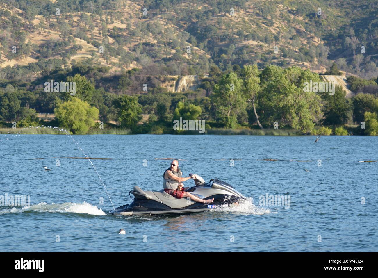 Les gens sur des jet-skis dans le lac Clear Clearlake Californie apprendre et s'amuser en vacances et d'enseigner aux enfants dès les beaux jour chaud USA Amérique latine Banque D'Images