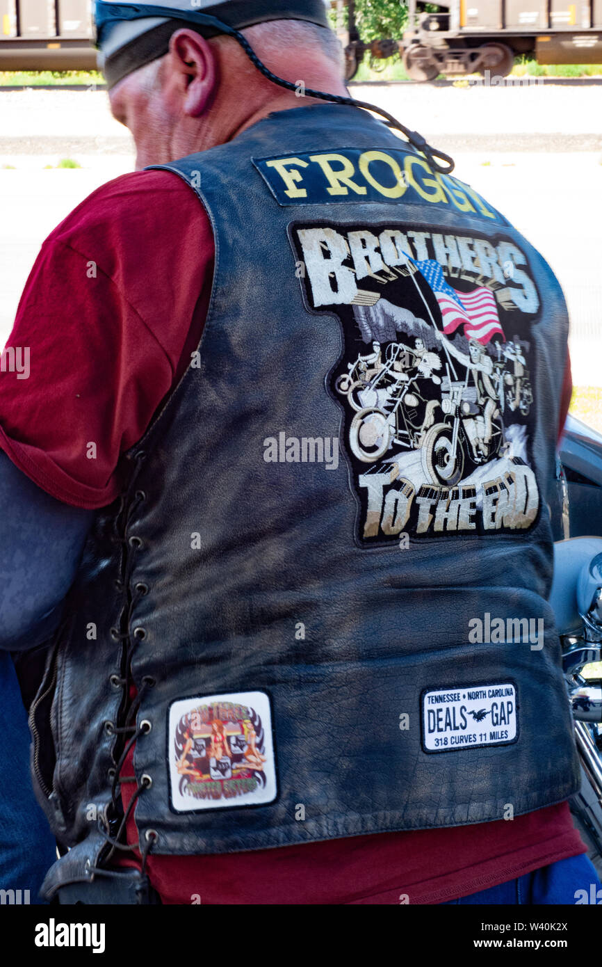 Motard, pilote moto, Harley-Davidson biker cuir gilet avec patch emblème  travaillant sur moto, Frog Photo Stock - Alamy