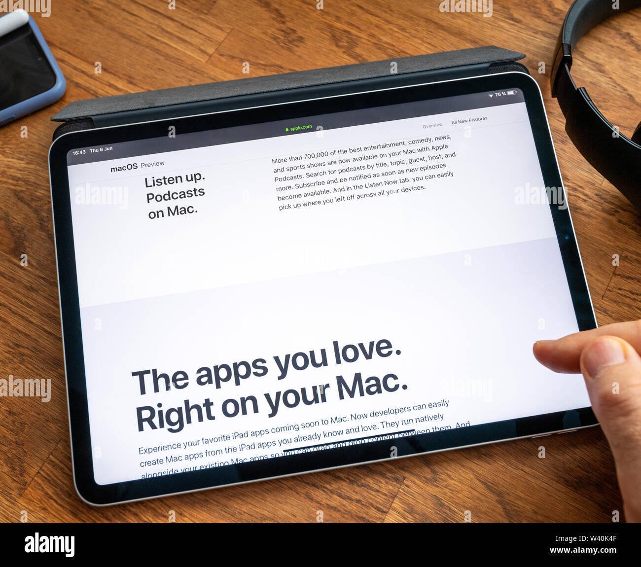 Paris, France - Nov 6, 2019 : lecture sur tablette iPad Apple Pro à propos dernière annonce de chez Apple Worldwide Developers Conference WWDC - montrant les nouveaux podcasts app Banque D'Images