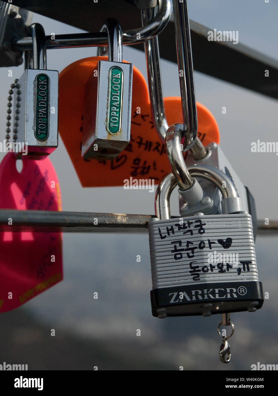 'My Love, Gomsun. Revenez à moi. TT'. Il y a une place qui a une énorme quantité de divers verrous dans Nam Mountain, Séoul, Corée. Banque D'Images