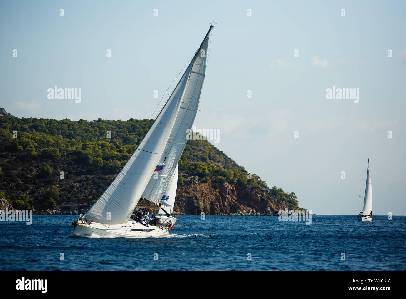 Bateau à voile yachts avec voiles blanches dans la race la régate en mer ouverte. Banque D'Images