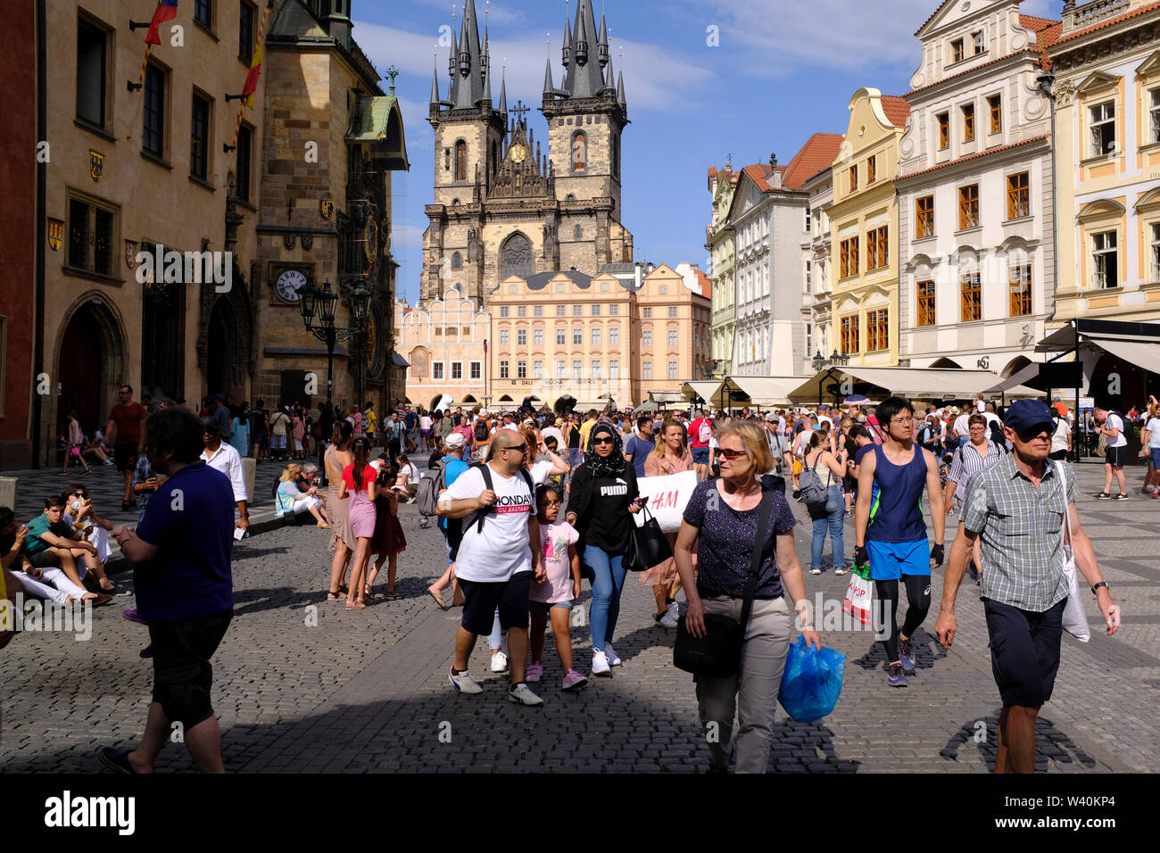 Scène de rue à Prague, en République tchèque, près de la place de la Vieille Ville Banque D'Images