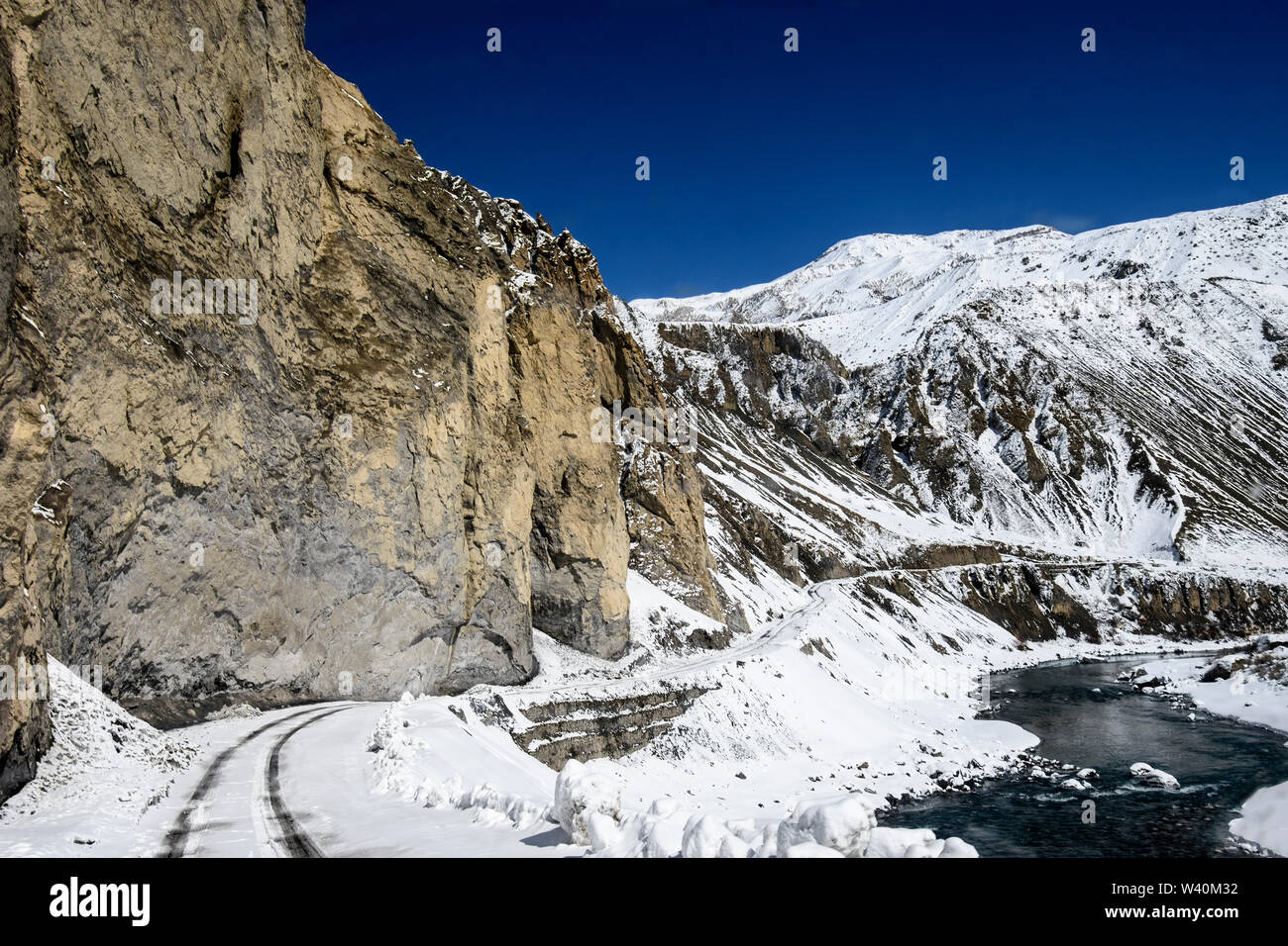 Entraînement d'hiver à belle & lonely planet de la neige dans la vallée de Spiti, Himachal Pradesh, Inde - la plupart des routes dangereuses dans le monde, les routes glissantes glacées Banque D'Images