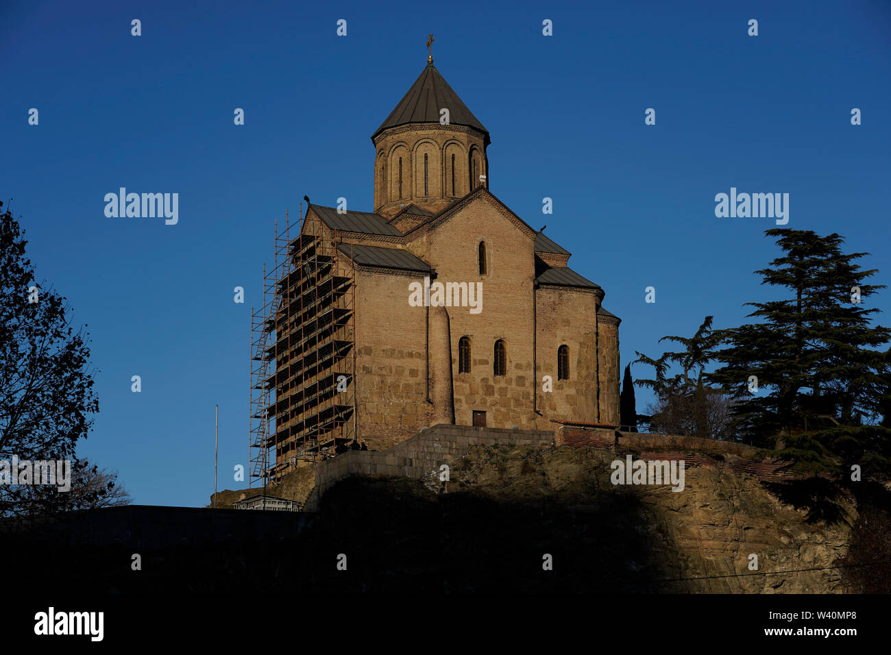 L'église de Metekhi Hypothèse de Metekhi dans le quartier historique. , Metekhi Tbilissi, Géorgie, Caucase, de l'Eurasie. Banque D'Images