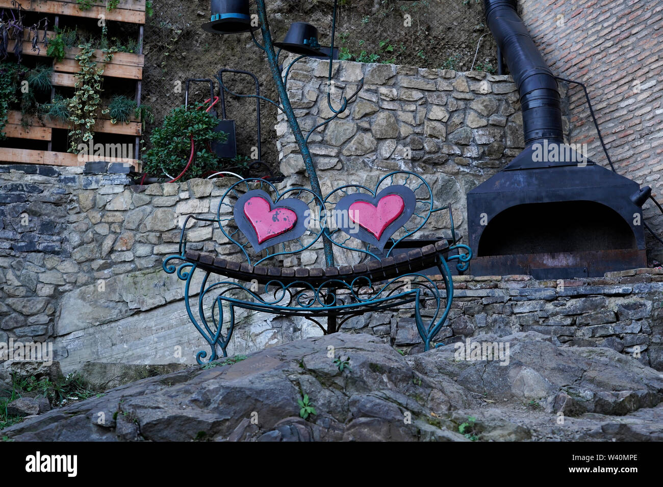 Banc décoré. Dans Leghvta Khevi coin accomodation. Vieille ville, Tbilissi, Géorgie, Caucase, l'Eurasie Banque D'Images