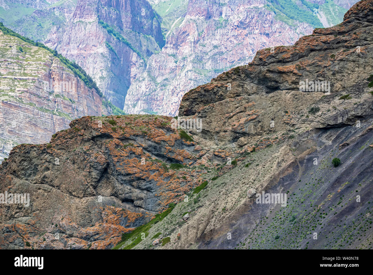 Voir de belles montagnes au nord du Caucase aux beaux jours Banque D'Images