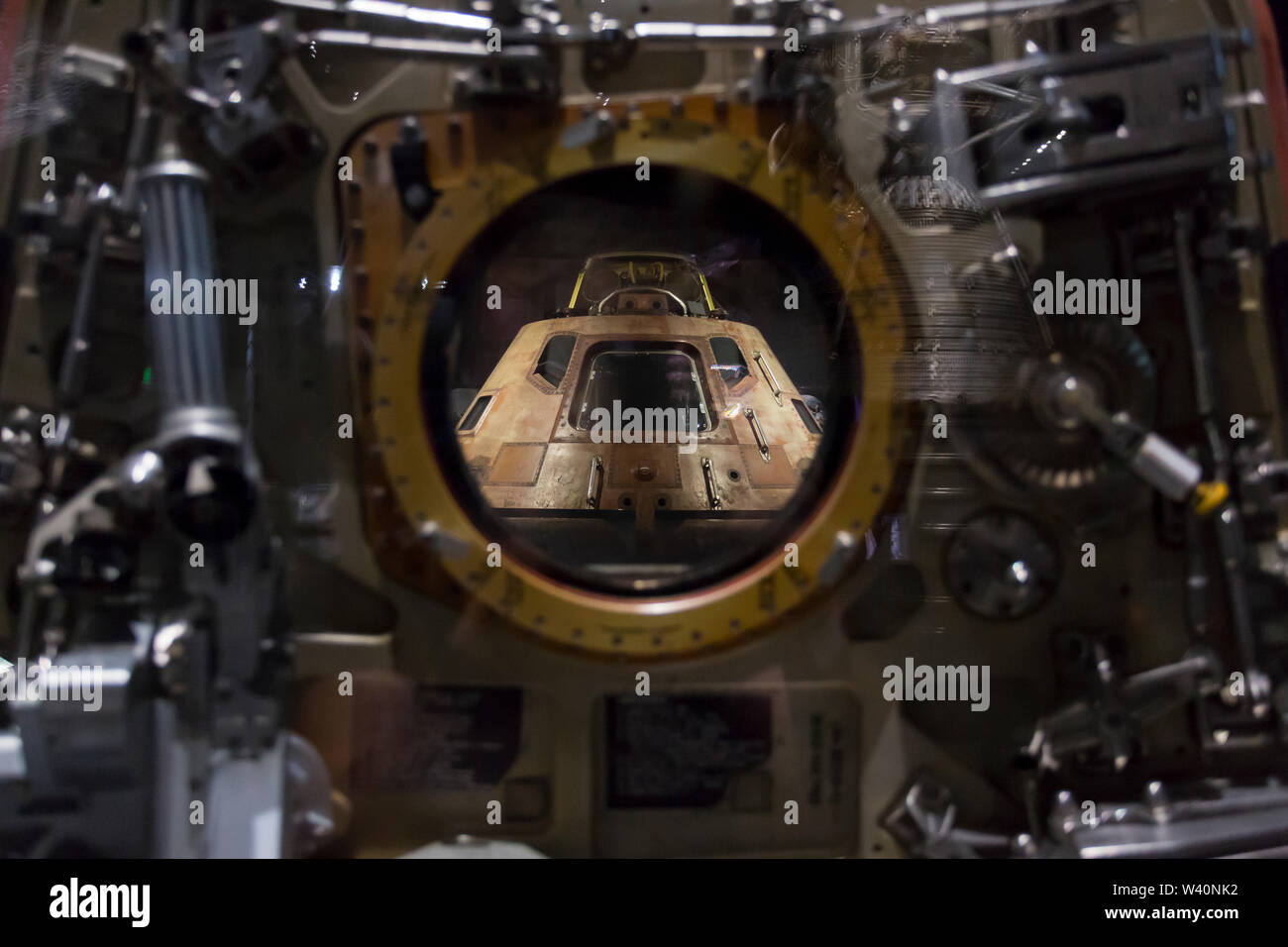 Vue sur le module de commande Columbia à travers la fenêtre de la porte seules sur l'affichage pendant la "Destination Lune" exposition au Musée de l'aviation à Seattle, Washington le 18 juillet 2019. L'exposition, présentée en partenariat avec le Smithsonian Institution, célèbre la mission Apollo 11 au cours de la 50e anniversaire de l'alunissage. Banque D'Images