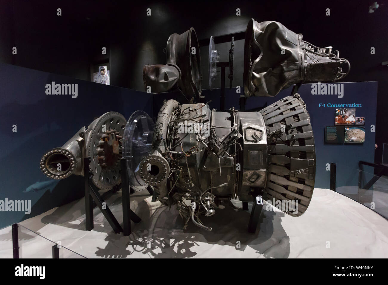 Rocketdyne F-1 des composants du moteur de l'Apollo 12 et 16 missions de l'afficheur pendant la "Destination Lune" exposition au Musée de l'aviation à Seattle, Washington le 18 juillet 2019. La Saturn V Lune des roquettes ont été récupérés dans l'Océan Atlantique où ils reposaient depuis plus de 40 ans. L'exposition, présentée en partenariat avec le Smithsonian Institution, célèbre la mission Apollo 11 au cours de la 50e anniversaire de l'alunissage. Banque D'Images